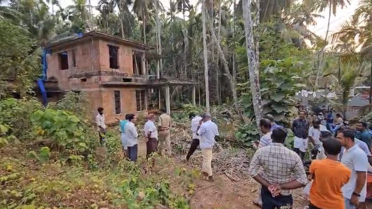 താമരശേരിയിൽ വീടിനകത്ത് കണ്ടെത്തിയ മൃതദേഹം പാതി തറയിൽ തൊട്ട നിലയിൽ, ദുരൂഹതയെന്ന് നാട്ടുകാര്‍; ആളെ തിരിച്ചറിഞ്ഞു