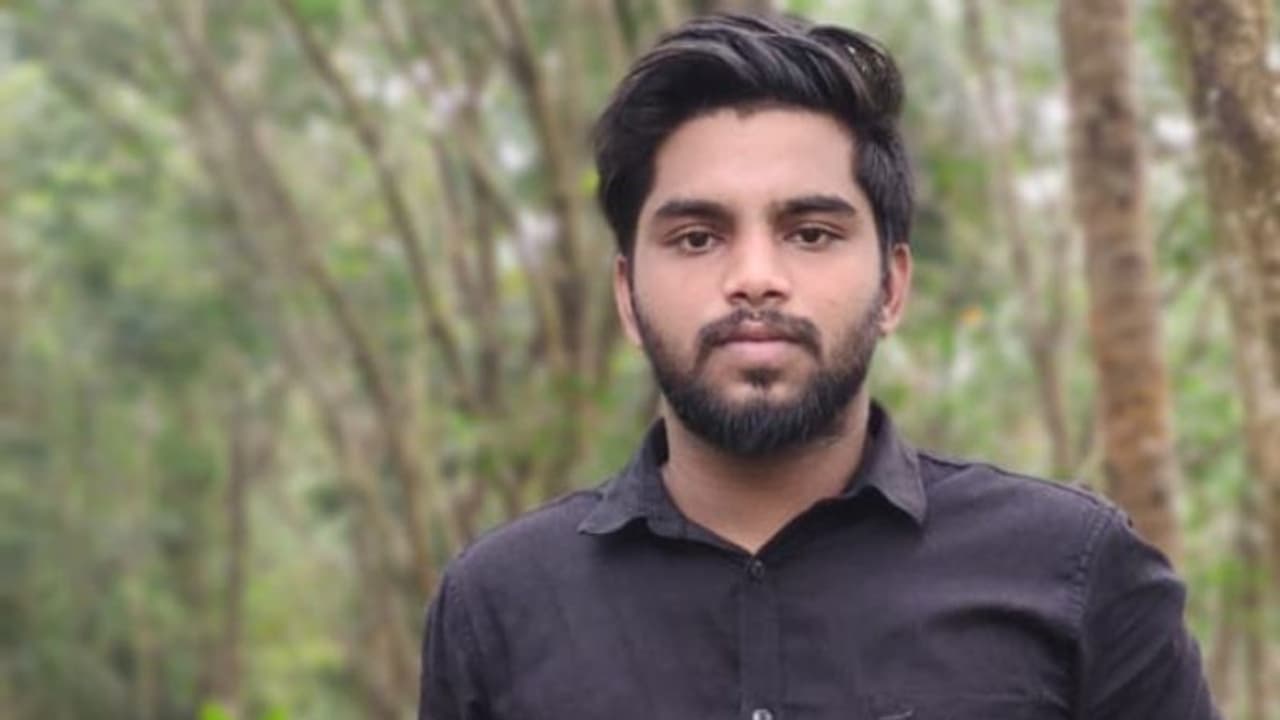 മൂന്ന് വര്ഷം മുൻപ് ട്രെയിനിടിച്ച് അബോധാവസ്ഥയിലായി, തലക്കേറ്റ പരിക്കിൽ നിന്ന് മോചിതനായില്ല, യുവാവ് മരിച്ചു മൂന്ന് വര്ഷം മുൻപ് ട്രെയിനിടിച്ച് അബോധാവസ്ഥയിലായി, തലക്കേറ്റ പരിക്കിൽ നിന്ന് മോചിതനായില്ല, യുവാവ് മരിച്ചു