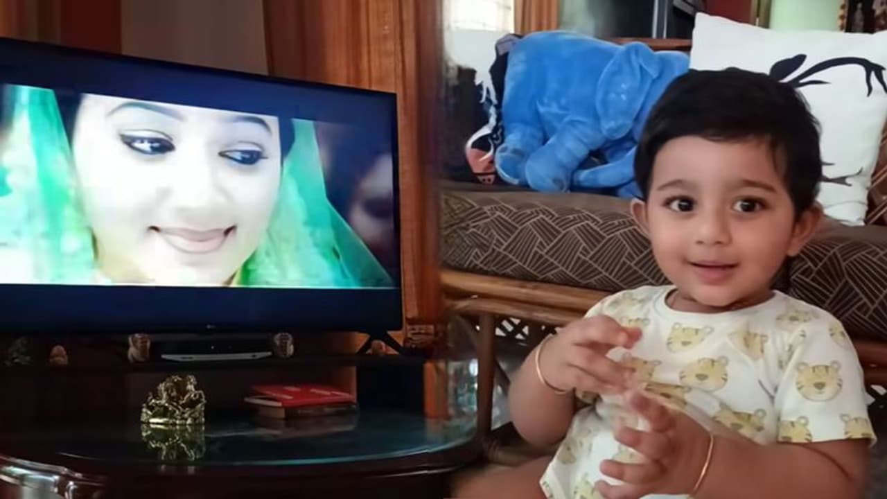 'റംസാൻ നിലാവൊത്തെ..' അമ്മയെ തിരിച്ചറിഞ്ഞ് കുഞ്ഞ് അയാൻ; സന്തോഷ നിമിഷമെന്ന് ചന്ദ്ര ലക്ഷ്മൺ 'റംസാൻ നിലാവൊത്തെ..' അമ്മയെ തിരിച്ചറിഞ്ഞ് കുഞ്ഞ് അയാൻ; സന്തോഷ നിമിഷമെന്ന് ചന്ദ്ര ലക്ഷ്മൺ