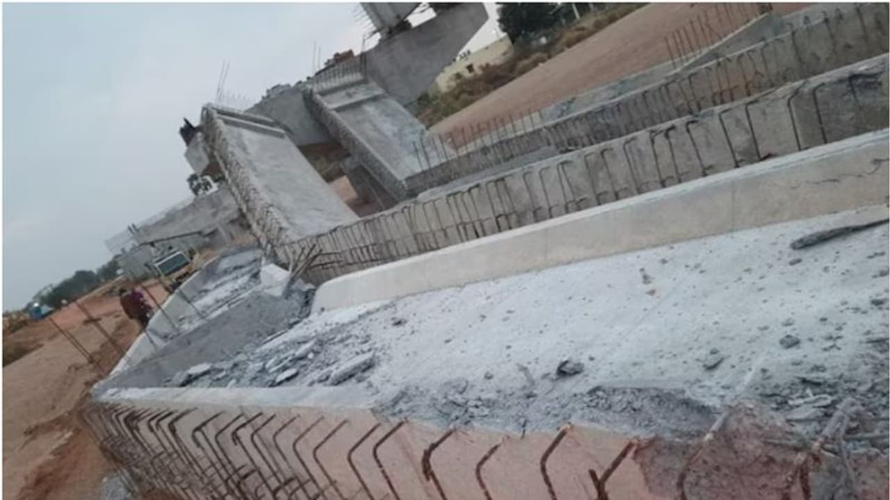 8 വർഷമായി നിർമാണത്തിലിരിക്കുന്ന കൂറ്റൻ പാലം, ശക്തമായ കാറ്റടിച്ചപ്പോൾ തകർന്നുവീണു 8 വർഷമായി നിർമാണത്തിലിരിക്കുന്ന കൂറ്റൻ പാലം, ശക്തമായ കാറ്റടിച്ചപ്പോൾ തകർന്നുവീണു