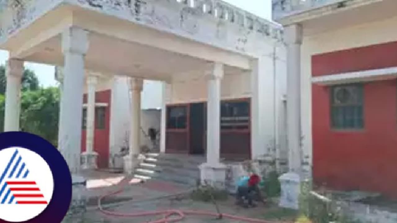 ಅಮೇಠಿಯಲ್ಲಿ ರಾಹುಲ್ ಗಾಂಧಿ ಮನೆ ನವೀಕರಣ: ಸ್ಪರ್ಧೆ ಖಚಿತ? ಅಮೇಠಿಯಲ್ಲಿ ರಾಹುಲ್ ಗಾಂಧಿ ಮನೆ ನವೀಕರಣ: ಸ್ಪರ್ಧೆ ಖಚಿತ?