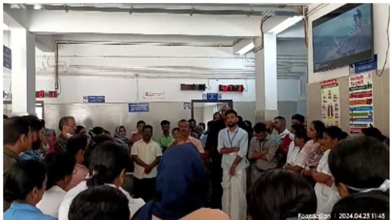 ആശുപത്രിയിൽ ടോക്കൺ തർക്കം; ഒന്നാം നമ്പറുകാരി വിളിച്ചപ്പോൾ ഇല്ല, പിന്നീടെത്തിയപ്പോൾ ബന്ധുക്കളുടെ അഴിഞ്ഞാട്ടം ആശുപത്രിയിൽ ടോക്കൺ തർക്കം; ഒന്നാം നമ്പറുകാരി വിളിച്ചപ്പോൾ ഇല്ല, പിന്നീടെത്തിയപ്പോൾ ബന്ധുക്കളുടെ അഴിഞ്ഞാട്ടം