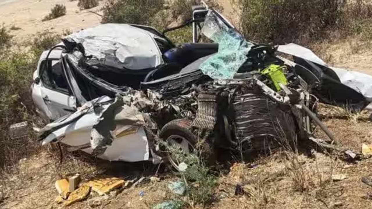 கார் மீது நேருக்கு நேர் மோதிய லாரி.. அலறி கூச்சலிட்ட படியே ரத்த வெள்ளத்தில் துடிதுடித்து உயிரிழந்த 3 பேர்.!