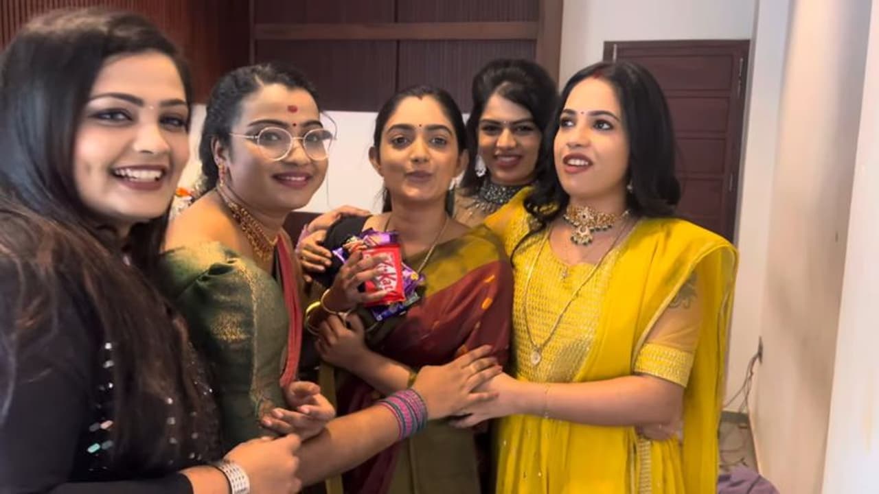 ബിന്നിക്കൊരു കുട്ടി സർപ്രൈസ്, വ്ളോഗ് പങ്കുവെച്ച് അമൃത നായർ ബിന്നിക്കൊരു കുട്ടി സർപ്രൈസ്, വ്ളോഗ് പങ്കുവെച്ച് അമൃത നായർ