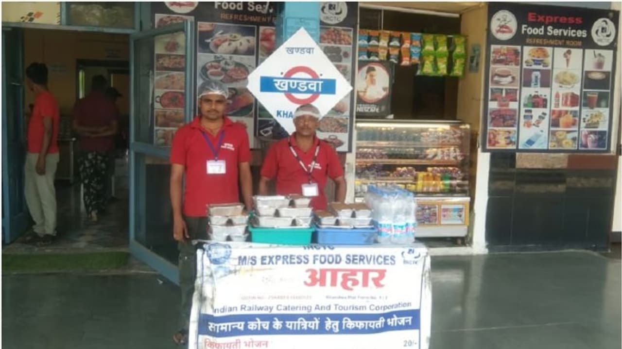 20 രൂപക്ക് ഊൺ, 50 രൂപക്ക് ലഘുഭക്ഷണം; ജനറൽ കോച്ച് യാത്രക്കാർക്ക് ആശ്വാസം, വമ്പൻ പദ്ധതിയുമായി റെയിൽവേ 20 രൂപക്ക് ഊൺ, 50 രൂപക്ക് ലഘുഭക്ഷണം; ജനറൽ കോച്ച് യാത്രക്കാർക്ക് ആശ്വാസം, വമ്പൻ പദ്ധതിയുമായി റെയിൽവേ