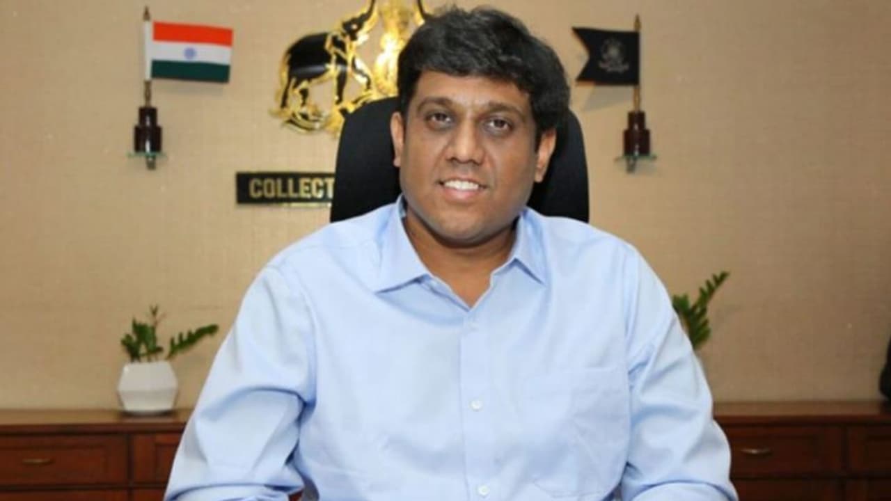 പോളിങ് ഡ്യൂട്ടിയുള്ള ഉദ്യോഗസ്ഥർക്ക് മുന്നറിയിപ്പുമായി എറണാകുളം ജില്ലാ കളക്ടർ; 'ഹാജരായില്ലെങ്കിൽ അറസ്റ്റ്' പോളിങ് ഡ്യൂട്ടിയുള്ള ഉദ്യോഗസ്ഥർക്ക് മുന്നറിയിപ്പുമായി എറണാകുളം ജില്ലാ കളക്ടർ; 'ഹാജരായില്ലെങ്കിൽ അറസ്റ്റ്'