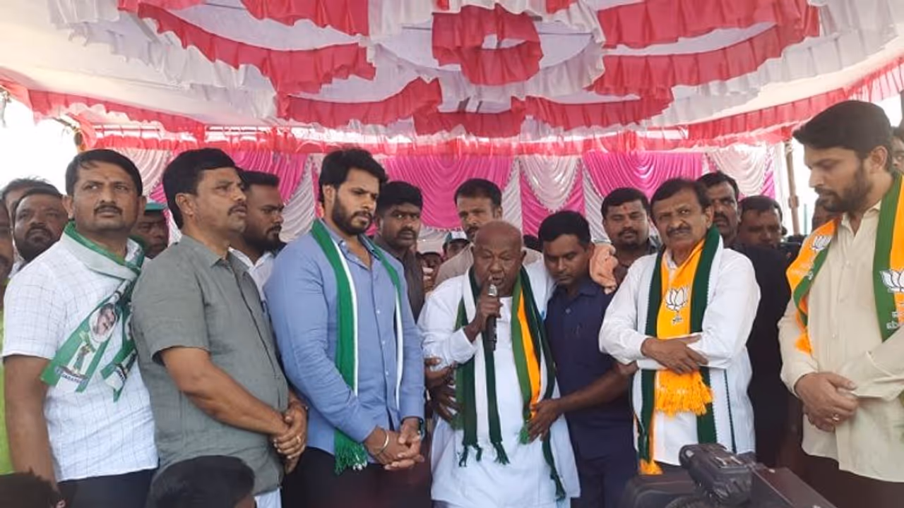 ಈ ಬಾರಿ ಚುನಾವಣೇಲಿ 'ಅವರ' ಅಂತ್ಯ ಆಗಲೇಬೇಕು: ಎಚ್.ಡಿ. ದೇವೇಗೌಡ ಈ ಬಾರಿ ಚುನಾವಣೇಲಿ 'ಅವರ' ಅಂತ್ಯ ಆಗಲೇಬೇಕು: ಎಚ್.ಡಿ. ದೇವೇಗೌಡ