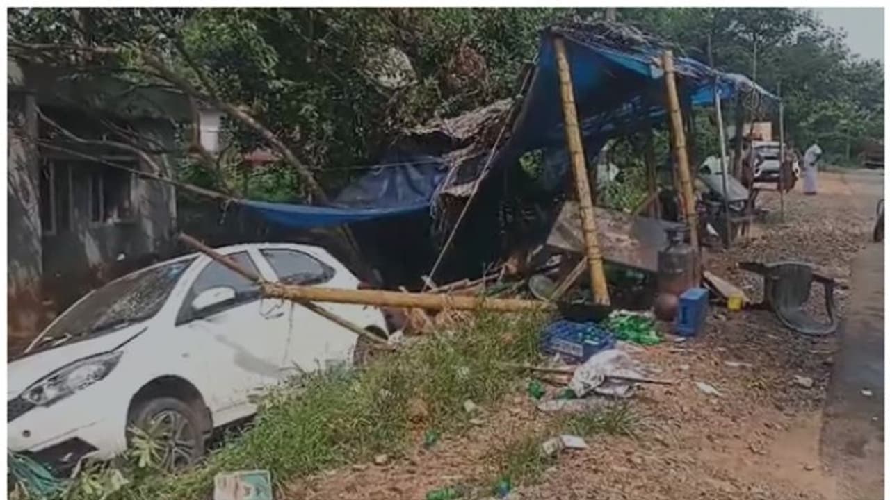 റോഡരികിലെ ബജിക്കടയിലേക്ക് കാർ ഇടിച്ചു കയറി അപകടം; പരിക്കേറ്റ സ്ത്രീ ആശുപത്രിയിൽ റോഡരികിലെ ബജിക്കടയിലേക്ക് കാർ ഇടിച്ചു കയറി അപകടം; പരിക്കേറ്റ സ്ത്രീ ആശുപത്രിയിൽ