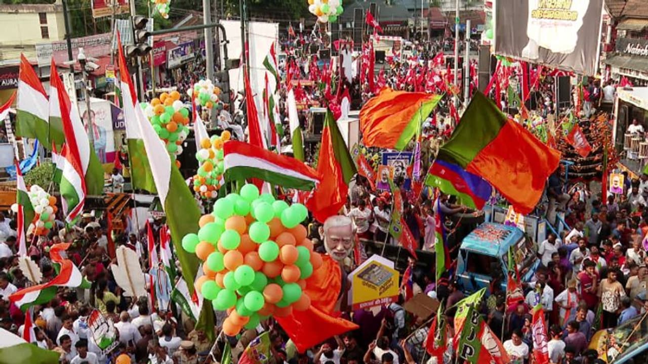 ആവേശക്കടലിരമ്പം... കൊടും ചൂടിന് മേലെ കൊട്ടിക്കലാശം; കേരളത്തിൽ മാത്രമുള്ള കാഴ്ച, പരസ്യ പ്രചാരണം അവസാനത്തിലേക്ക് ആവേശക്കടലിരമ്പം... കൊടും ചൂടിന് മേലെ കൊട്ടിക്കലാശം; കേരളത്തിൽ മാത്രമുള്ള കാഴ്ച, പരസ്യ പ്രചാരണം അവസാനത്തിലേക്ക്