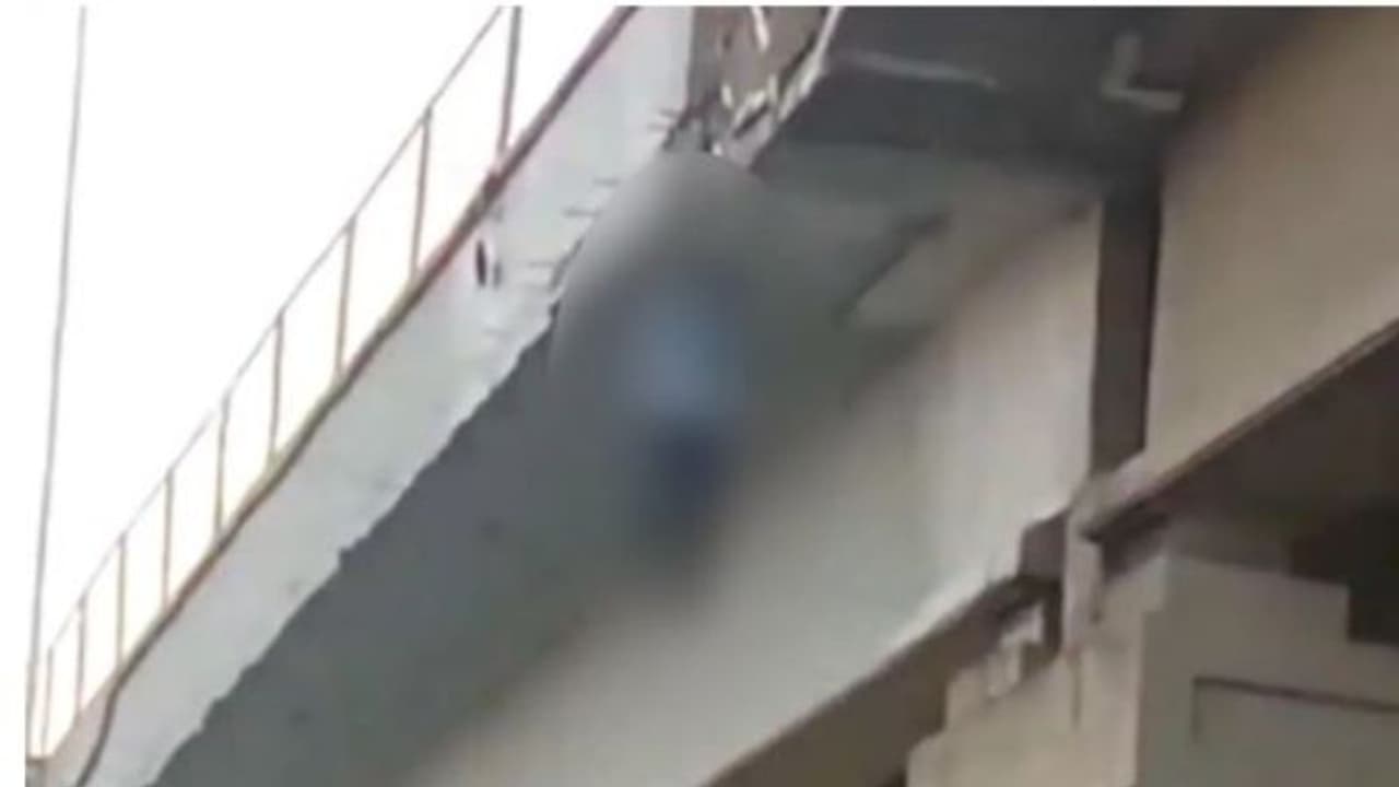 നിർമ്മാണത്തിലിരിക്കുന്ന ഫ്ലൈ ഓവറിന് നടുവിൽ എന്തോ ഒന്ന് ! പരിശോധിച്ചപ്പോൾ യുവാവ് തൂങ്ങി മരിച്ച നിലയിൽ