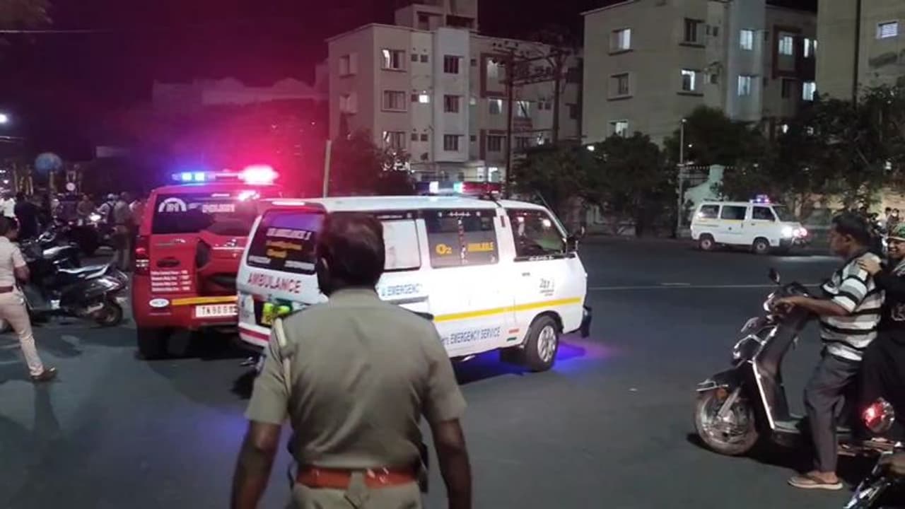 Crime: சேலம் மாநகராட்சி அலுவலகத்தில் பரபரப்பு சம்பவம்; தலையில் கல்லை போட்டு ஒருவர் கொடூர கொலை Crime: சேலம் மாநகராட்சி அலுவலகத்தில் பரபரப்பு சம்பவம்; தலையில் கல்லை போட்டு ஒருவர் கொடூர கொலை