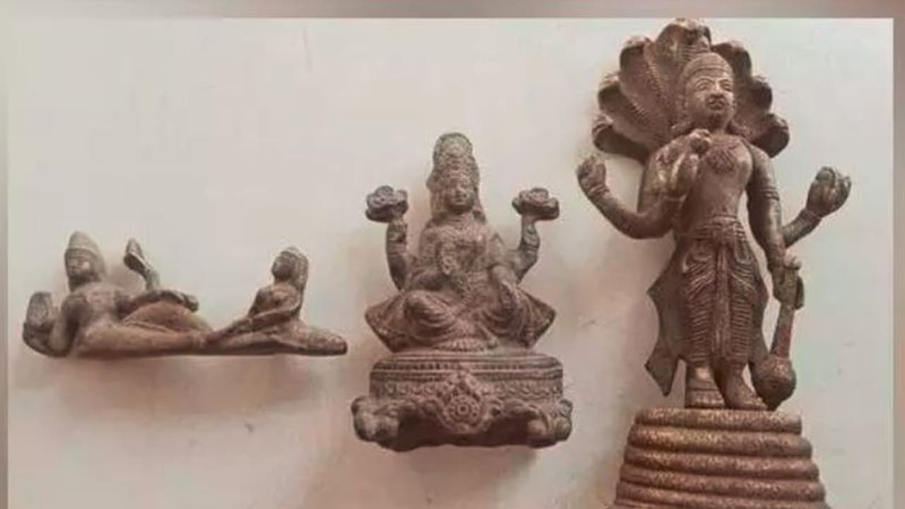 ಹೊಸ ಮನೆಗೆ ಅಡಿಪಾಯ ಹಾಕಲು ನೆಲ ಅಗೆಯುತ್ತಿದ್ದಾಗ 400 ವರ್ಷಗಳಷ್ಟು ಪುರಾತನ ವಿಷ್ಣು, ಲಕ್ಷ್ಮಿ ವಿಗ್ರಹ ಪತ್ತೆ ಹೊಸ ಮನೆಗೆ ಅಡಿಪಾಯ ಹಾಕಲು ನೆಲ ಅಗೆಯುತ್ತಿದ್ದಾಗ 400 ವರ್ಷಗಳಷ್ಟು ಪುರಾತನ ವಿಷ್ಣು, ಲಕ್ಷ್ಮಿ ವಿಗ್ರಹ ಪತ್ತೆ