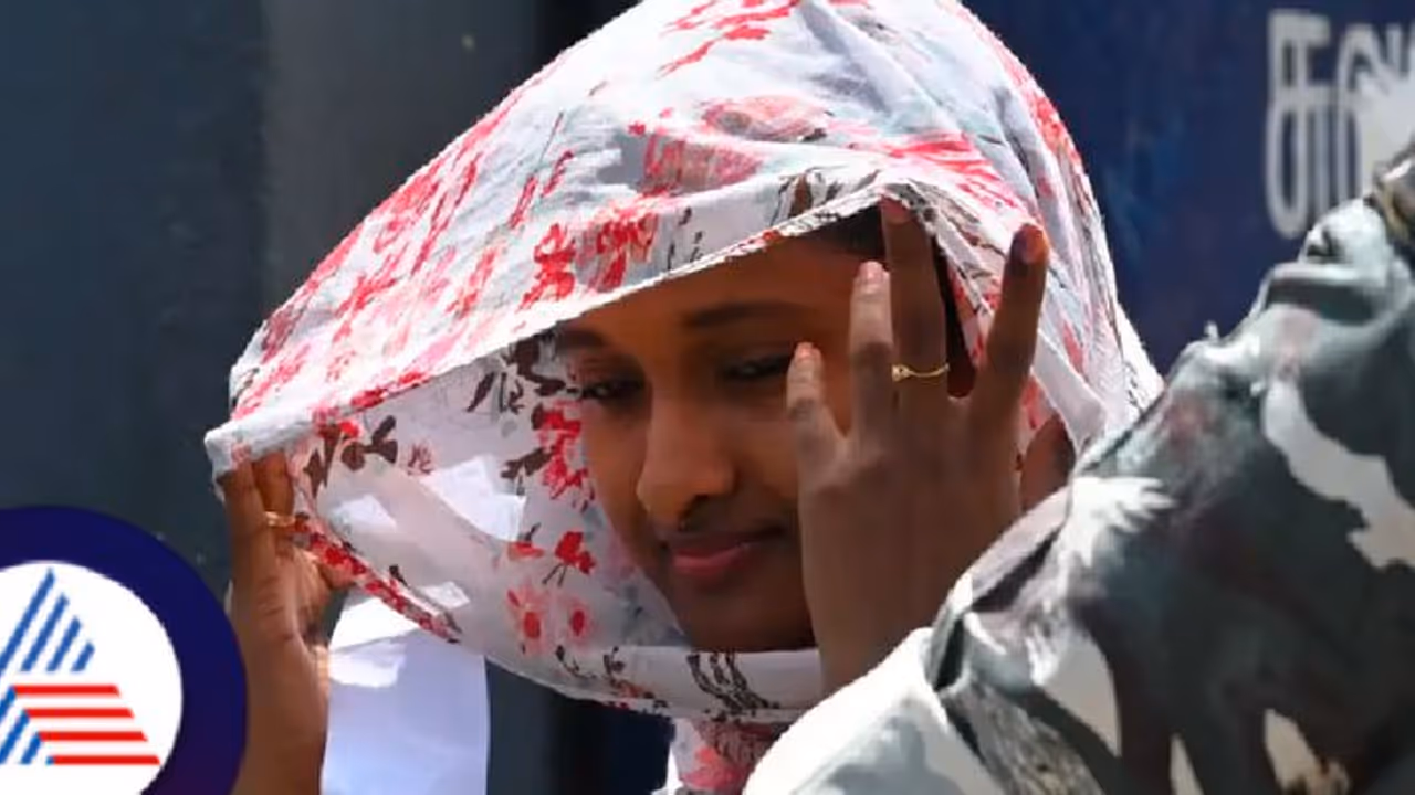 ಸಿಲಿಕಾನ್ ಸಿಟಿ ಮಂದಿ ಮತ್ತೆ ಬಿಸಿಲಿಗೆ ಹೈರಾಣು! ಏಪ್ರಿಲ್ನಲ್ಲೇ 2ನೇ ಬಾರಿ 37.6 ಡಿಗ್ರಿ ಸೆ.ದಾಖಲು! ಸಿಲಿಕಾನ್ ಸಿಟಿ ಮಂದಿ ಮತ್ತೆ ಬಿಸಿಲಿಗೆ ಹೈರಾಣು! ಏಪ್ರಿಲ್ನಲ್ಲೇ 2ನೇ ಬಾರಿ 37.6 ಡಿಗ್ರಿ ಸೆ.ದಾಖಲು!