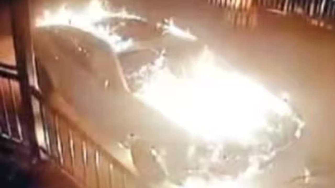 ബ്യൂട്ടീഷ്യൻ്റെ ബിഎംഡബ്ല്യു കത്തിച്ച് യുവതി, കാരണം ഐലാഷ് അപ്പോയിൻ്റ്മെൻ്റ് ലഭിച്ചില്ല, ഞെട്ടിക്കും ദൃശ്യങ്ങൾ ബ്യൂട്ടീഷ്യൻ്റെ ബിഎംഡബ്ല്യു കത്തിച്ച് യുവതി, കാരണം ഐലാഷ് അപ്പോയിൻ്റ്മെൻ്റ് ലഭിച്ചില്ല, ഞെട്ടിക്കും ദൃശ്യങ്ങൾ