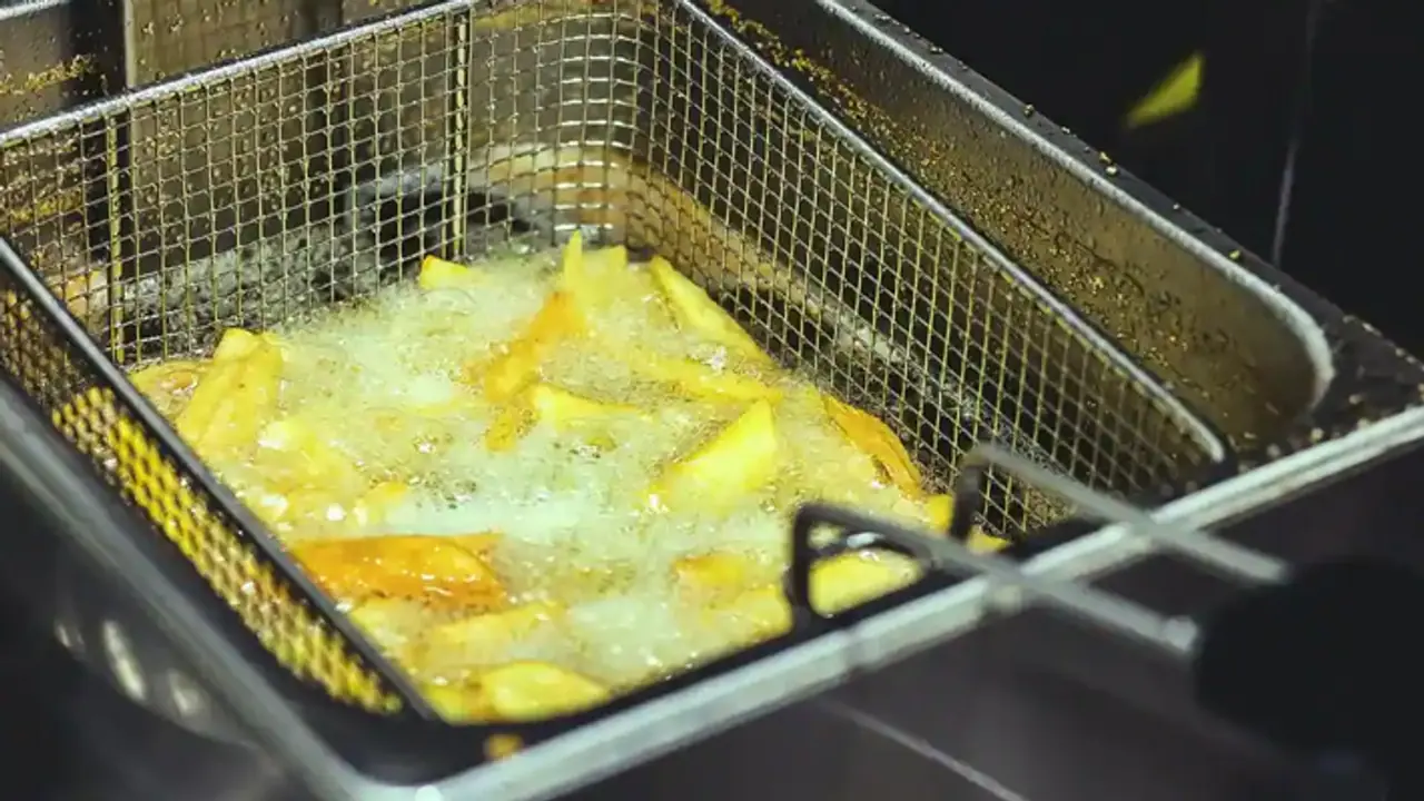 A clever kitchen hack to remove excess oil from fried food