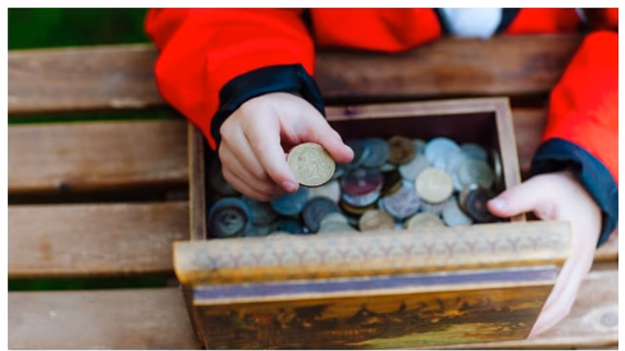 അടുക്കളയില്‍ നിന്നും ദമ്പതിമാര്‍ കുഴിച്ചെടുത്തത് പുരാതന സ്വർണ്ണനാണയങ്ങള്‍, ലേലത്തില്‍ ലഭിച്ചത് ലക്ഷങ്ങള്‍