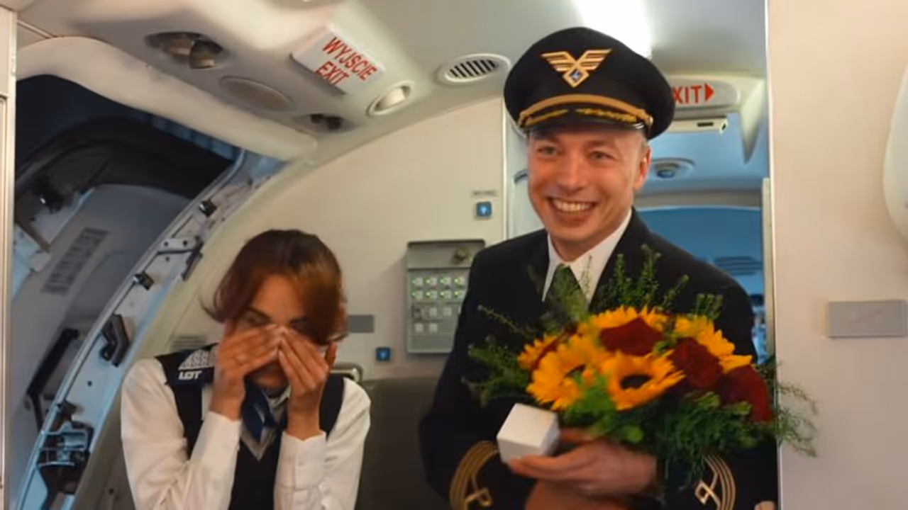 ಬಾನೆತ್ತರದ ಪ್ರೀತಿ, ವಿಮಾನದಲ್ಲಿ ಗಗನಸಖಿಗೆ ಲವ್ ಪ್ರಪೋಸ್ ಮಾಡಿದ ಪೈಲೆಟ್, ಮುಂದೇನಾಯ್ತು?