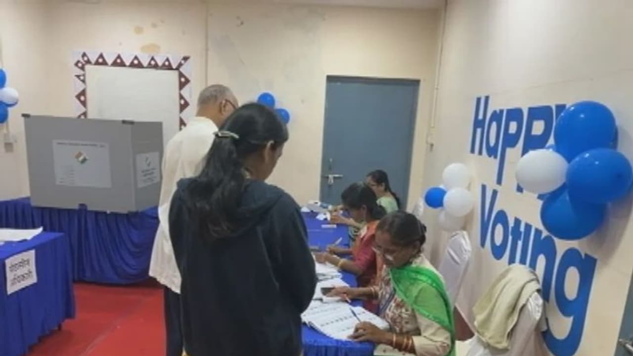 கர்நாடகாவில் 1,832 சிறப்பு வாக்குச் சாவடிகளை அமைக்கும் தேர்தல் ஆணையம்! கர்நாடகாவில் 1,832 சிறப்பு வாக்குச் சாவடிகளை அமைக்கும் தேர்தல் ஆணையம்!