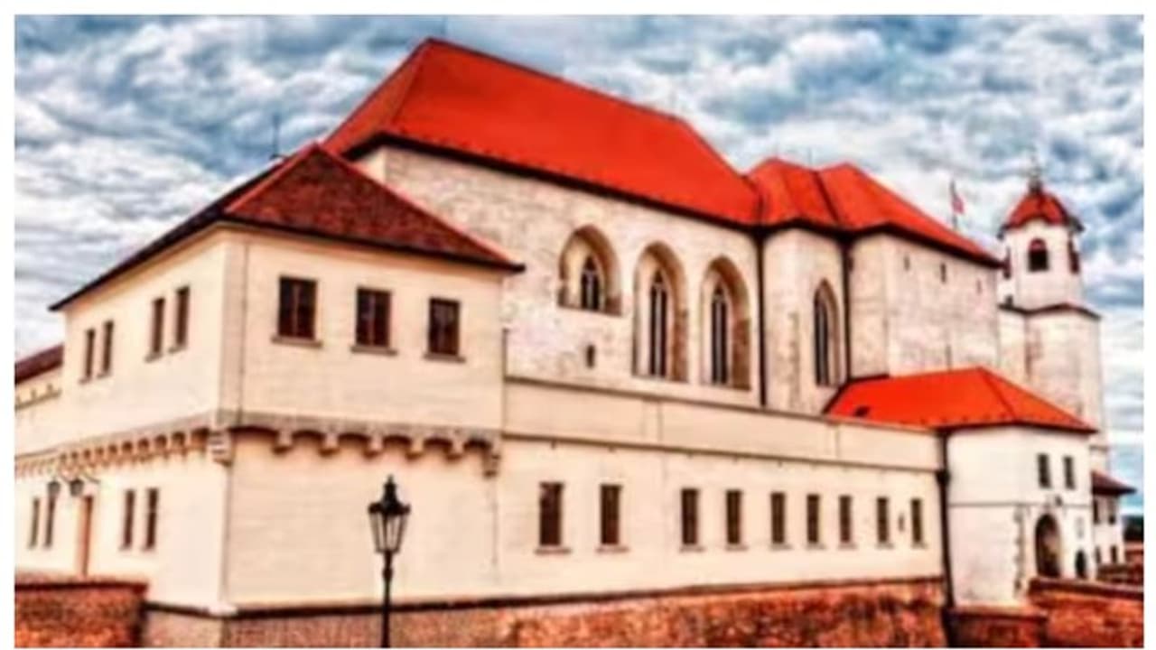 കമ്മ്യൂണിസ്റ്റ് കാലത്ത് ബങ്കര്‍; ഇന്ന് 70 രൂപയ്ക്ക് ബിയര്‍ നുണയാവുന്ന ഹോട്ടല്‍ 