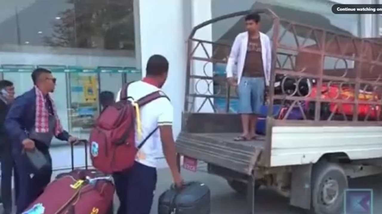 നേപ്പാള് പര്യടനത്തിനെത്തിയ വിന്ഡീസ് താരങ്ങളുടെ ലഗേജ് കൊണ്ടുപോകാനെത്തിയ വാഹനം കണ്ട് ഞെട്ടി ആരാധകര് നേപ്പാള് പര്യടനത്തിനെത്തിയ വിന്ഡീസ് താരങ്ങളുടെ ലഗേജ് കൊണ്ടുപോകാനെത്തിയ വാഹനം കണ്ട് ഞെട്ടി ആരാധകര്