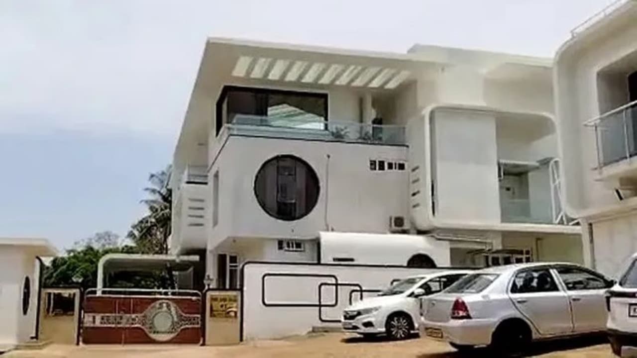 ಬಿಜೆಪಿ ಮುಖಂಡನ ಮನೆ ಮೇಲೆ ಆದಾಯ ತೆರಿಗೆ ದಾಳಿ: 4 ಕೋಟಿ, ಚಿನ್ನ ಪತ್ತೆ? ಬಿಜೆಪಿ ಮುಖಂಡನ ಮನೆ ಮೇಲೆ ಆದಾಯ ತೆರಿಗೆ ದಾಳಿ: 4 ಕೋಟಿ, ಚಿನ್ನ ಪತ್ತೆ?