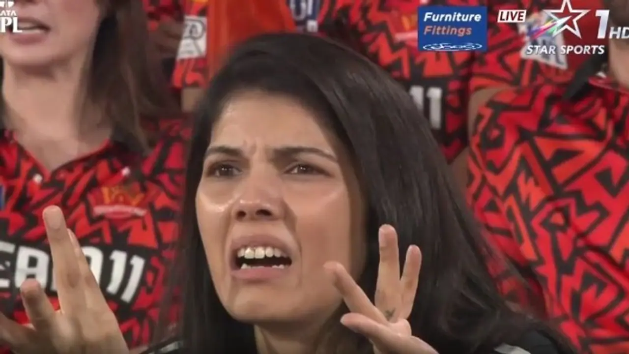 'ಏನ್ರಯ್ಯಾ ಇದು..?': ಆರ್ಸಿಬಿ ಎದುರು ಸನ್ರೈಸರ್ಸ್ ಆಟ ನೋಡಿದ ಕಾವ್ಯ ಮಾರನ್ ರಿಯಾಕ್ಷನ್ ವೈರಲ್..! 'ಏನ್ರಯ್ಯಾ ಇದು..?': ಆರ್ಸಿಬಿ ಎದುರು ಸನ್ರೈಸರ್ಸ್ ಆಟ ನೋಡಿದ ಕಾವ್ಯ ಮಾರನ್ ರಿಯಾಕ್ಷನ್ ವೈರಲ್..!