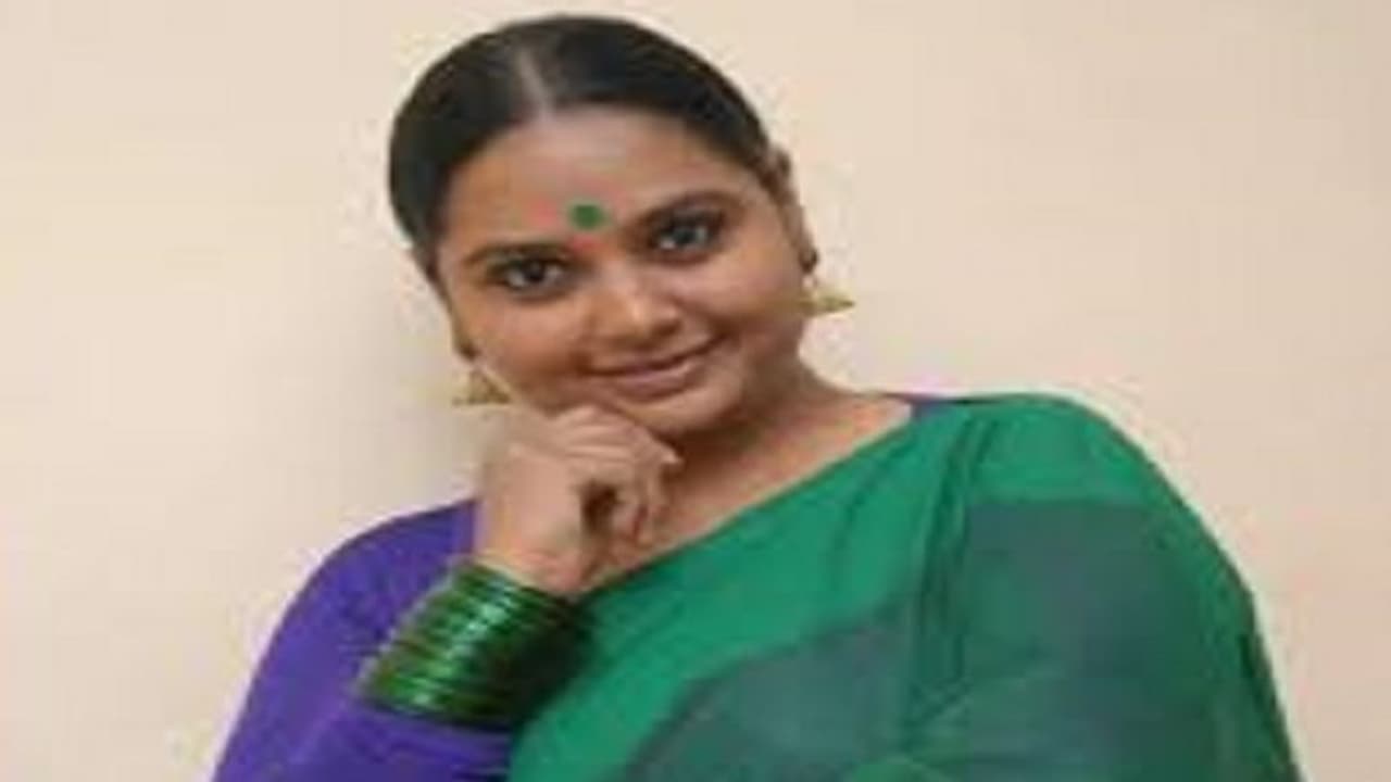 ಉಚಿತ ಬಸ್ಸಿನಲ್ಲಿ ಹೆಂಗಸರು ಎಲ್ಲೆಲ್ಲಿಗೋ ಹೋಗ್ತಾರೆ ಎಂದ ಶ್ರುತಿಗೆ ಆಯೋಗ ನೋಟಿಸ್ ಉಚಿತ ಬಸ್ಸಿನಲ್ಲಿ ಹೆಂಗಸರು ಎಲ್ಲೆಲ್ಲಿಗೋ ಹೋಗ್ತಾರೆ ಎಂದ ಶ್ರುತಿಗೆ ಆಯೋಗ ನೋಟಿಸ್