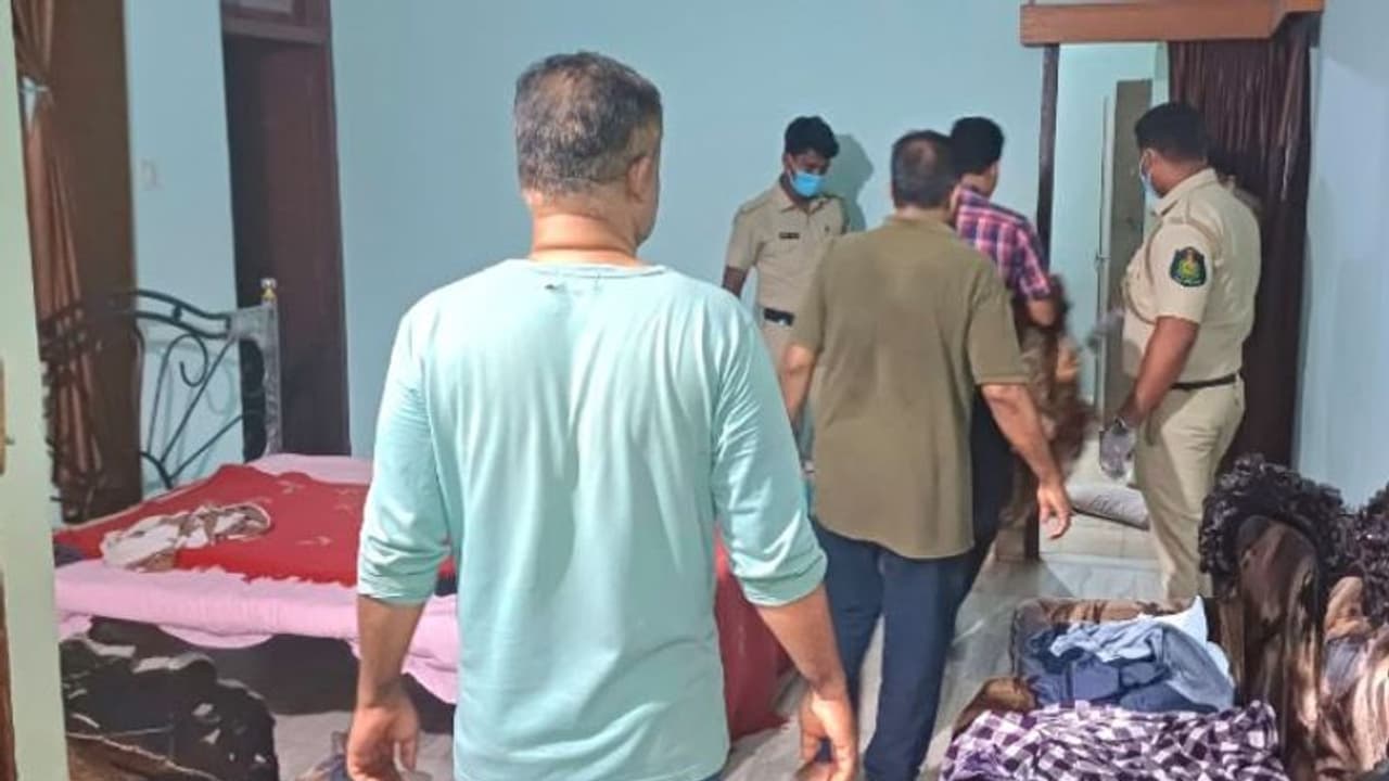 ಉಪವಾಸವೆಂದು ಊಟ ಬಿಟ್ಟು ದಿನಕ್ಕೆ ಒಂದೇ ಖರ್ಜೂರ ತಿನ್ನುತ್ತಿದ್ದ ಅಣ್ಣ ತಮ್ಮಂದಿರು ಸಾವು! ಉಪವಾಸವೆಂದು ಊಟ ಬಿಟ್ಟು ದಿನಕ್ಕೆ ಒಂದೇ ಖರ್ಜೂರ ತಿನ್ನುತ್ತಿದ್ದ ಅಣ್ಣ ತಮ್ಮಂದಿರು ಸಾವು!