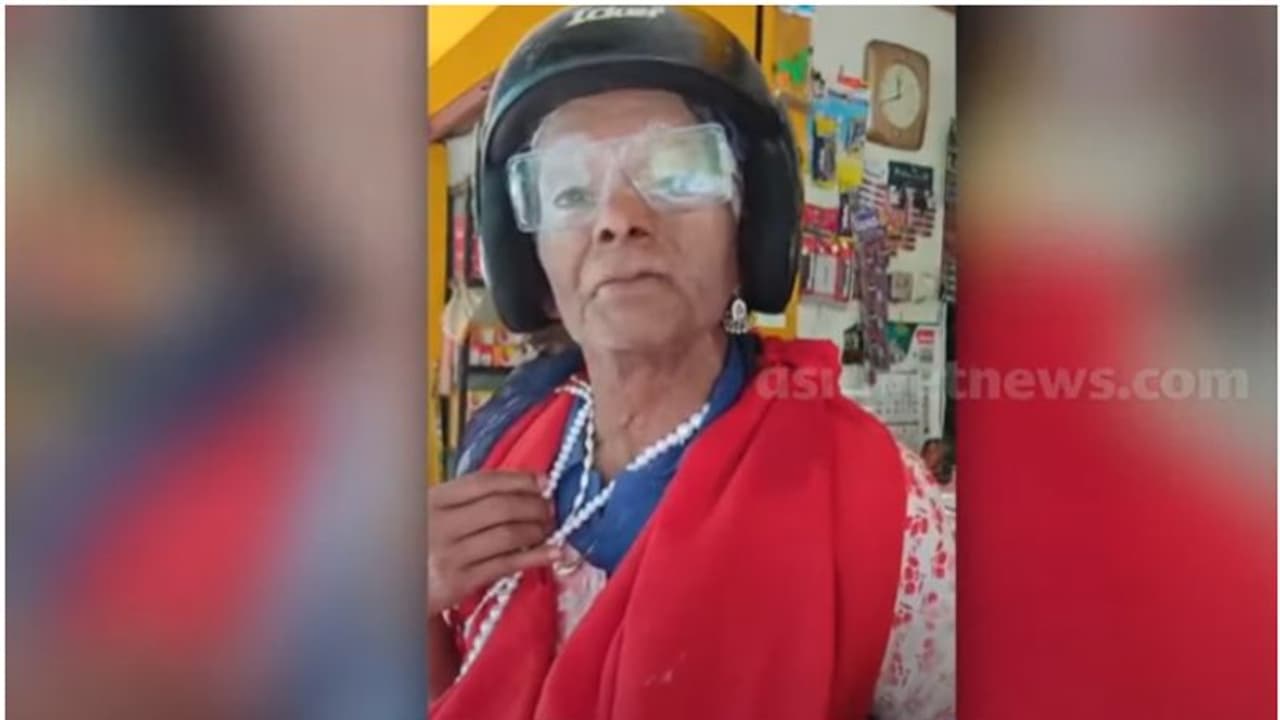 സ്ത്രീ വേഷത്തിലെത്തി വോട്ട് ചെയ്ത് 78കാരൻ രാജേന്ദ്ര പ്രസാദിന്റെ പ്രതിഷേധം സ്ത്രീ വേഷത്തിലെത്തി വോട്ട് ചെയ്ത് 78കാരൻ രാജേന്ദ്ര പ്രസാദിന്റെ പ്രതിഷേധം