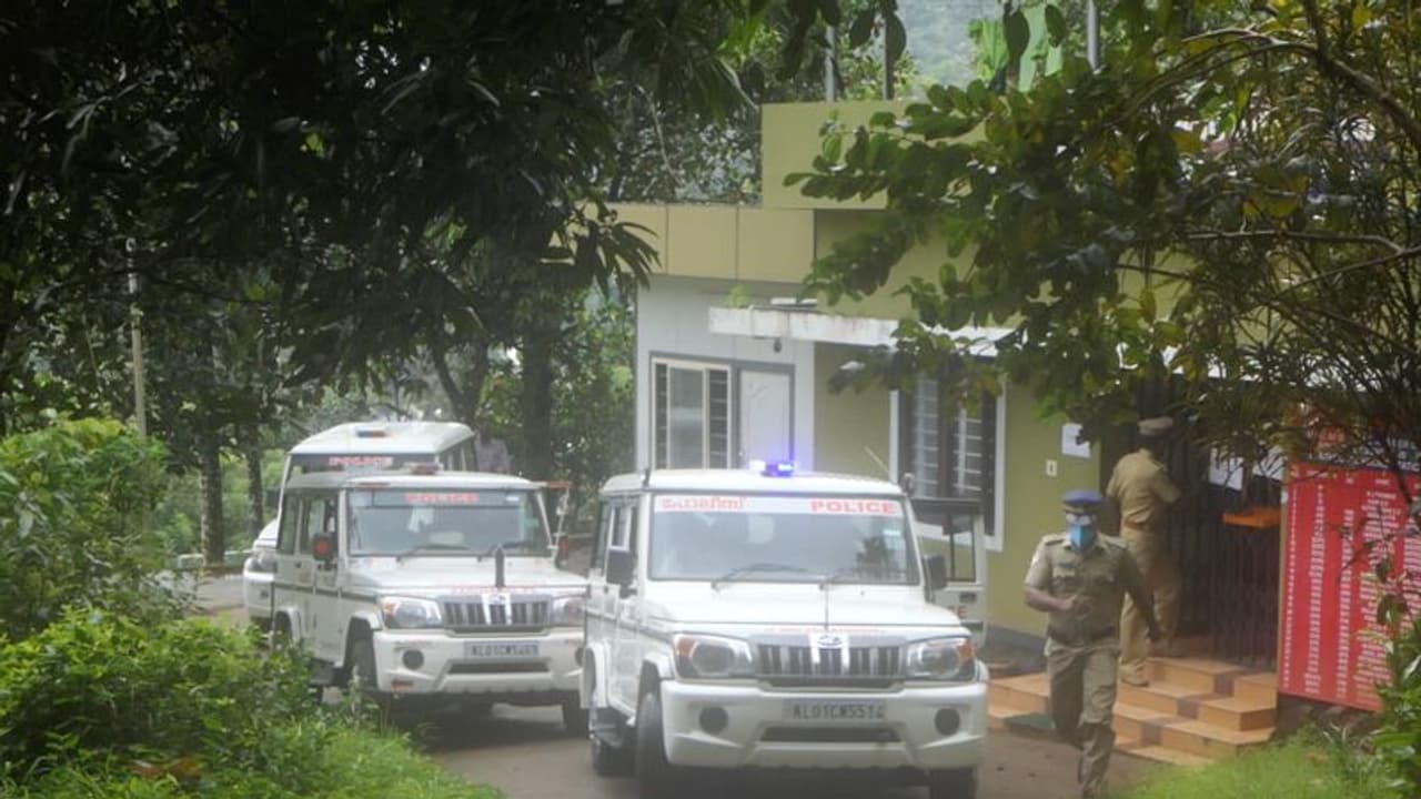 ഗൃഹനാഥനെ മരിച്ച നിലയിൽ കണ്ടെത്തിയ സംഭവം; മൃതദേഹത്തിലെ പരിക്കുകൾ, ദുരൂഹത ആരോപിച്ച് സഹോദരങ്ങള് ഗൃഹനാഥനെ മരിച്ച നിലയിൽ കണ്ടെത്തിയ സംഭവം; മൃതദേഹത്തിലെ പരിക്കുകൾ, ദുരൂഹത ആരോപിച്ച് സഹോദരങ്ങള്