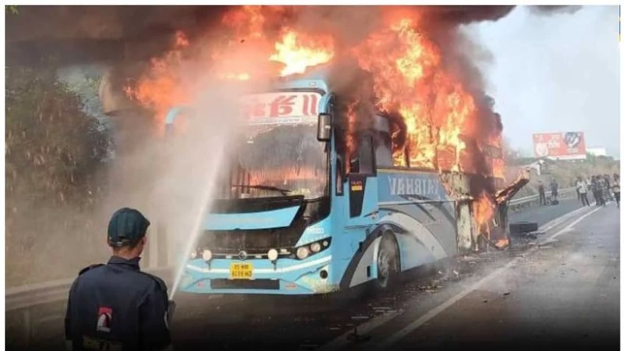 യാത്രയ്ക്കിടെ ടയർ പൊട്ടി, പിന്നാലെ ബസ് മുഴുവൻ തീ വിഴുങ്ങി; ആർക്കും പോറൽ പോലുമേൽക്കാതെ രക്ഷിച്ച് ഡ്രൈവറുടെ ധീരത യാത്രയ്ക്കിടെ ടയർ പൊട്ടി, പിന്നാലെ ബസ് മുഴുവൻ തീ വിഴുങ്ങി; ആർക്കും പോറൽ പോലുമേൽക്കാതെ രക്ഷിച്ച് ഡ്രൈവറുടെ ധീരത