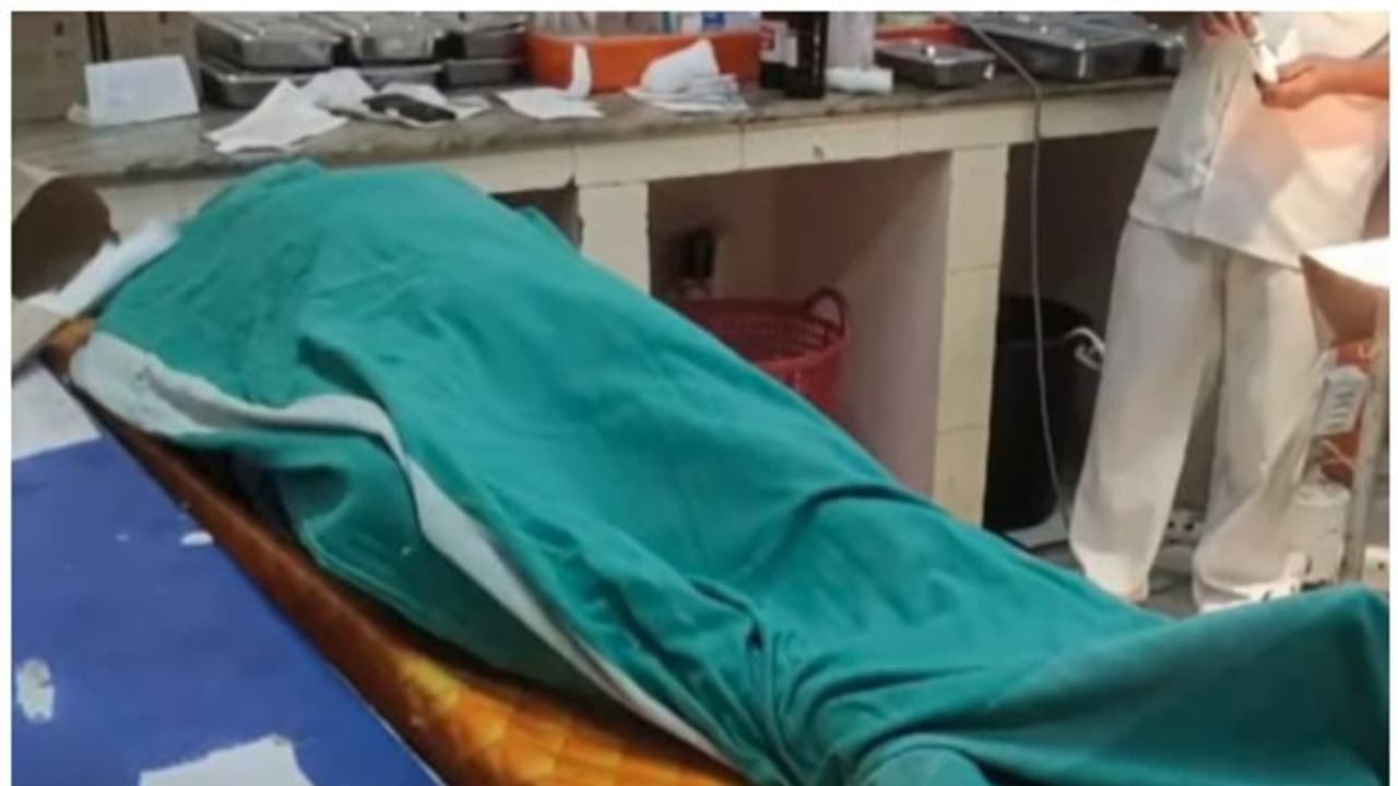 ഹരിപ്പാട് ഇതരസംസ്ഥാന തൊഴിലാളിയെ കുത്തിക്കൊന്നു; 4 പേർ കസ്റ്റഡിയിൽ; കാരണം മത്സ്യവിൽപനയിലെ തർക്കമെന്ന് സൂചന ഹരിപ്പാട് ഇതരസംസ്ഥാന തൊഴിലാളിയെ കുത്തിക്കൊന്നു; 4 പേർ കസ്റ്റഡിയിൽ; കാരണം മത്സ്യവിൽപനയിലെ തർക്കമെന്ന് സൂചന