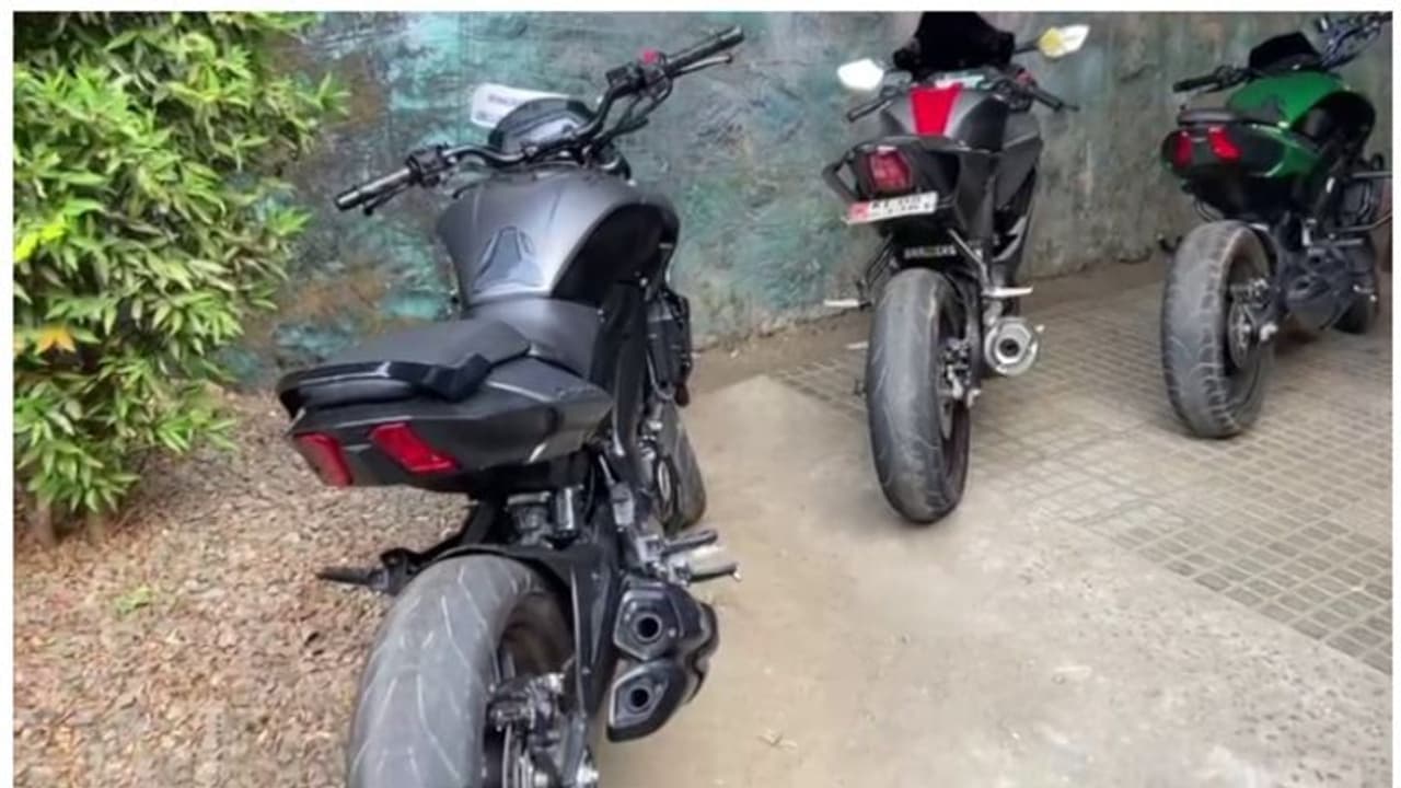 നമ്പർ പ്ലേറ്റില്ല, പൊലീസ് കൈകാണിച്ചപ്പോൾ "ഇടിച്ചുതെറിപ്പിക്കടാ അവനെ" എന്ന് ആക്രോശം; പിടിയിലായവരിൽ 2 കുട്ടികളും നമ്പർ പ്ലേറ്റില്ല, പൊലീസ് കൈകാണിച്ചപ്പോൾ "ഇടിച്ചുതെറിപ്പിക്കടാ അവനെ" എന്ന് ആക്രോശം; പിടിയിലായവരിൽ 2 കുട്ടികളും