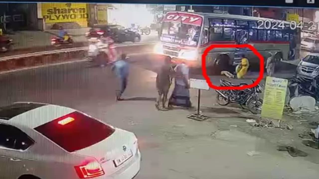 கோவையில் தனியார் பேருந்தின் சக்கரத்தில் பாய்ந்த நபர் உயிரிழப்பு! கோவையில் தனியார் பேருந்தின் சக்கரத்தில் பாய்ந்த நபர் உயிரிழப்பு!