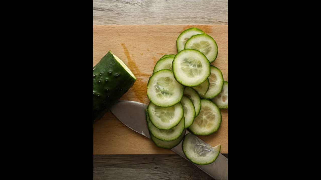 ನೀರಿಲ್ಲದೆ ಸೌತೆಕಾಯಿ ಬೆಳೆ ಕುಂಠಿತ : ಬೇಡಿಕೆ ಏರಿಕೆ ಬೆಲೆ ದುಬಾರಿ ನೀರಿಲ್ಲದೆ ಸೌತೆಕಾಯಿ ಬೆಳೆ ಕುಂಠಿತ : ಬೇಡಿಕೆ ಏರಿಕೆ ಬೆಲೆ ದುಬಾರಿ