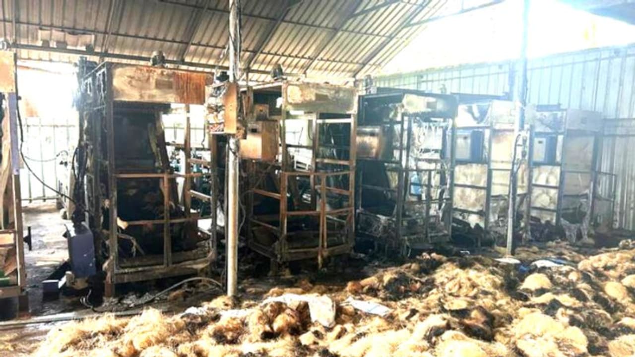 കയർ ഫാക്ടറിക്ക് തീപിടിച്ചു, ചകിരി കയറാക്കുന്ന ആറ് യന്ത്രങ്ങളും കത്തിനശിച്ചു, 35 ലക്ഷത്തോളം രൂപയുടെ നഷ്ടം