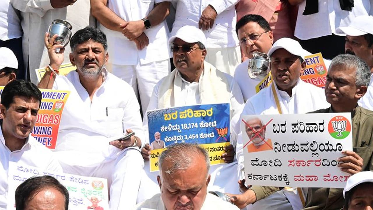 ಬರ ಪರಿಹಾರ ಅನ್ಯಾಯ: ಕೇಂದ್ರ ಸರ್ಕಾರದ ವಿರುದ್ಧ ಕಾಂಗ್ರೆಸ್ ಪ್ರತಿಭಟನೆ ಬರ ಪರಿಹಾರ ಅನ್ಯಾಯ: ಕೇಂದ್ರ ಸರ್ಕಾರದ ವಿರುದ್ಧ ಕಾಂಗ್ರೆಸ್ ಪ್ರತಿಭಟನೆ