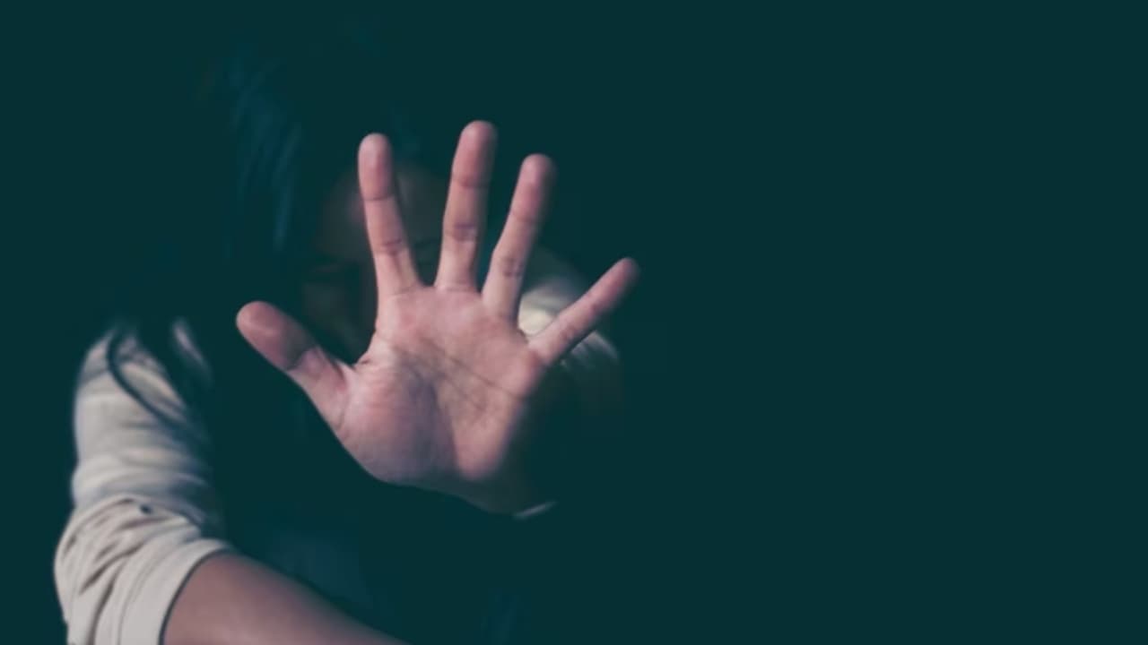 ഭാര്യയുടെ അറിവോടെ ഭര്ത്താവ് ഹൈസ്കൂള് വിദ്യാര്ത്ഥിനിയെ മദ്യം നൽകി പീഡിപ്പിച്ചു; ദമ്പതികള് പിടിയിൽ ഭാര്യയുടെ അറിവോടെ ഭര്ത്താവ് ഹൈസ്കൂള് വിദ്യാര്ത്ഥിനിയെ മദ്യം നൽകി പീഡിപ്പിച്ചു; ദമ്പതികള് പിടിയിൽ