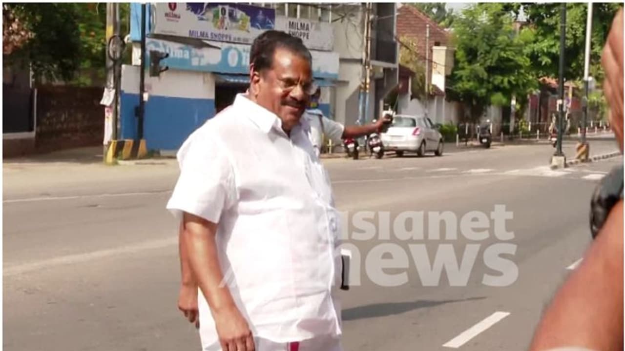 വിവാദങ്ങള്ക്കിടെ എകെജി സെന്റിലെത്തി ഇ പി ജയരാജന്; 'ജാവദേക്കറുമായി നടന്നത് രാഷ്ട്രീയ കൂടിക്കാഴ്ചയല്ല' വിവാദങ്ങള്ക്കിടെ എകെജി സെന്റിലെത്തി ഇ പി ജയരാജന്; 'ജാവദേക്കറുമായി നടന്നത് രാഷ്ട്രീയ കൂടിക്കാഴ്ചയല്ല'