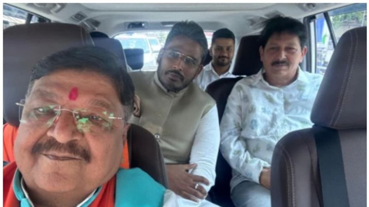 മധ്യപ്രദേശിൽ കോൺഗ്രസിന് തിരിച്ചടി; അക്ഷയ് കാന്തി ബാം നാമനിർദേശ പത്രിക പിൻവലിച്ചു; ബിജെപിയിൽ ചേർന്നേക്കും മധ്യപ്രദേശിൽ കോൺഗ്രസിന് തിരിച്ചടി; അക്ഷയ് കാന്തി ബാം നാമനിർദേശ പത്രിക പിൻവലിച്ചു; ബിജെപിയിൽ ചേർന്നേക്കും