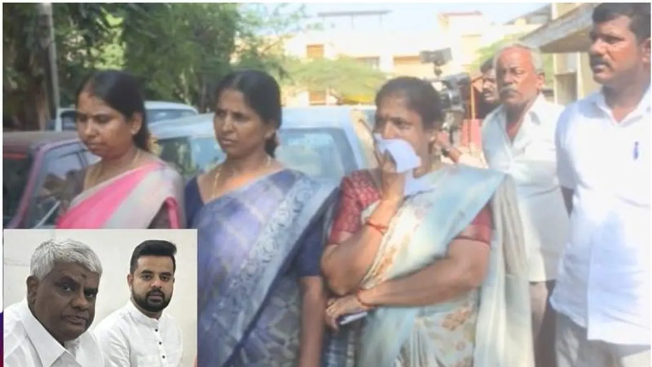 ನಮ್ಮ ಹೆಚ್.ಡಿ.ರೇವಣ್ಣ ಸಾಹೇಬ್ರು ದೇವರಂತೋರು, ಕಂಪ್ಲೇಂಟ್ ಕೊಟ್ಟಿರೋ ನನ್ ಸೊಸೆ ನಡತೆಯೇ ಸರಿಯಿಲ್ಲ ನಮ್ಮ ಹೆಚ್.ಡಿ.ರೇವಣ್ಣ ಸಾಹೇಬ್ರು ದೇವರಂತೋರು, ಕಂಪ್ಲೇಂಟ್ ಕೊಟ್ಟಿರೋ ನನ್ ಸೊಸೆ ನಡತೆಯೇ ಸರಿಯಿಲ್ಲ