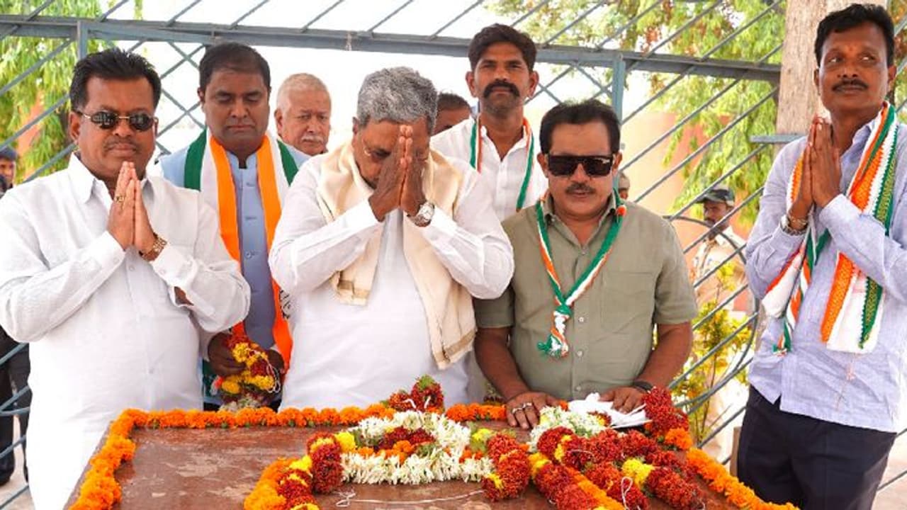 ಬಳ್ಳಾರಿಗೆ ಶ್ರೀರಾಮುಲು ಕೊಡುಗೆ ಚೊಂಬು, ದಯವಿಟ್ಟು ಗೆಲ್ಲಿಸಬೇಡಿ: ಸಿಎಂ ಸಿದ್ದರಾಮಯ್ಯ ಬಳ್ಳಾರಿಗೆ ಶ್ರೀರಾಮುಲು ಕೊಡುಗೆ ಚೊಂಬು, ದಯವಿಟ್ಟು ಗೆಲ್ಲಿಸಬೇಡಿ: ಸಿಎಂ ಸಿದ್ದರಾಮಯ್ಯ