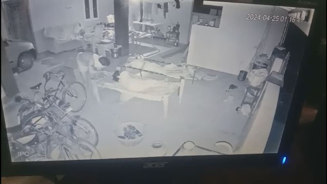 Viral Video: என்னடா லைட் அடிச்சி பாத்துட்டு திருடுறீங்க? அரைநிர்வாண கொள்ளையனால் கரூர் மக்கள் பீதி Viral Video: என்னடா லைட் அடிச்சி பாத்துட்டு திருடுறீங்க? அரைநிர்வாண கொள்ளையனால் கரூர் மக்கள் பீதி