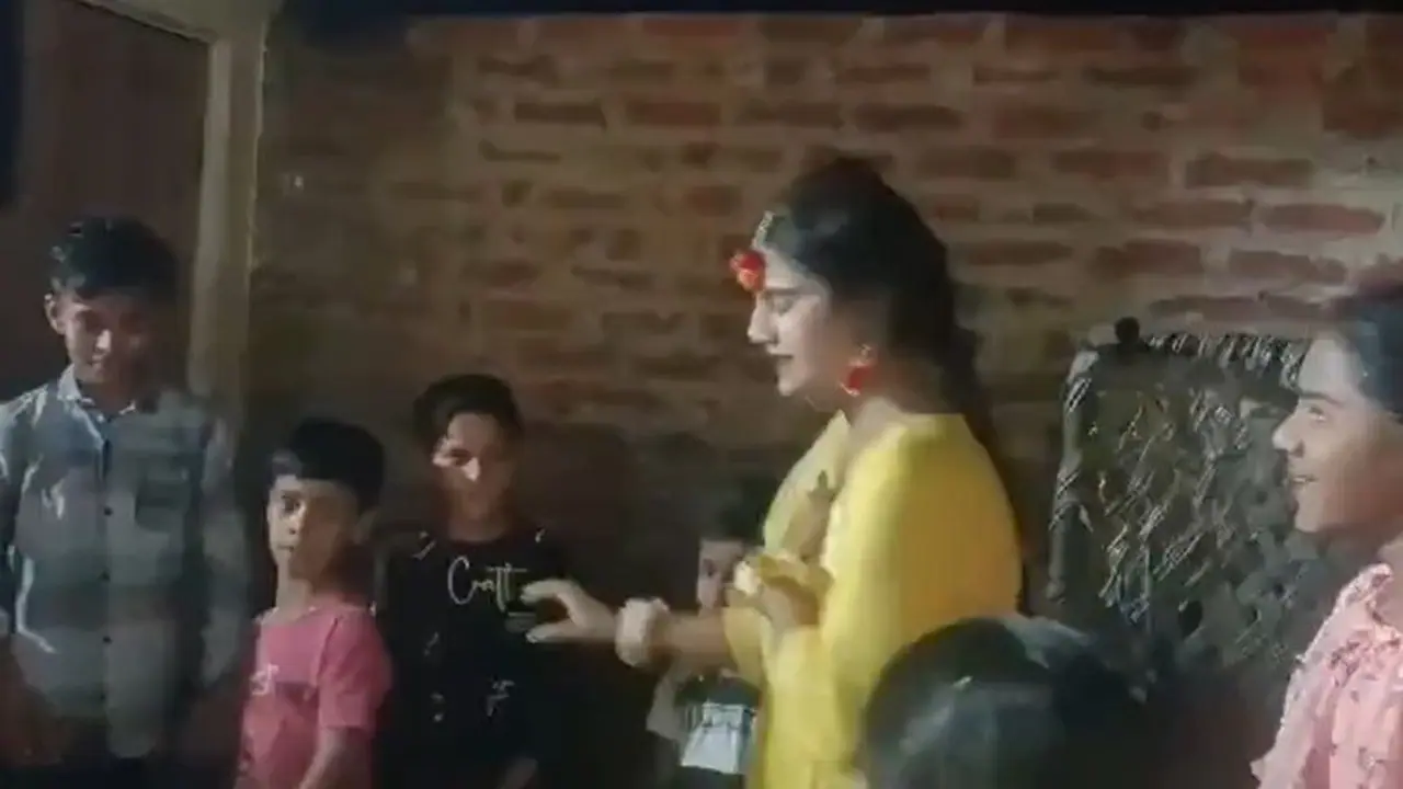 ಅಕ್ಕನ ಮದುವೆಯಲ್ಲಿ ಡ್ಯಾನ್ಸ್ ಮಾಡುತ್ತಿದ್ದ ತಂಗಿಗೆ ಹೃದಯಾಘಾತ, ವಿಡಿಯೋದಲ್ಲಿ ಸೆರೆಯಾಯ್ತು ಸಾವು! ಅಕ್ಕನ ಮದುವೆಯಲ್ಲಿ ಡ್ಯಾನ್ಸ್ ಮಾಡುತ್ತಿದ್ದ ತಂಗಿಗೆ ಹೃದಯಾಘಾತ, ವಿಡಿಯೋದಲ್ಲಿ ಸೆರೆಯಾಯ್ತು ಸಾವು!