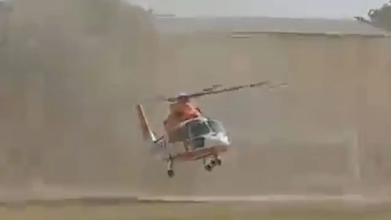 Telangana : జనాల మధ్యలో దిగిన మంత్రుల హెలికాప్టర్ ... రైతుల ప్రాణాలతో చెలగాటం Telangana : జనాల మధ్యలో దిగిన మంత్రుల హెలికాప్టర్ ... రైతుల ప్రాణాలతో చెలగాటం