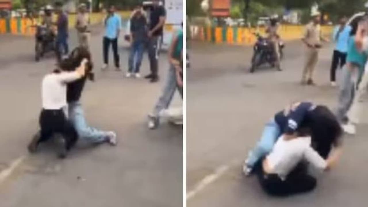 നടുറോഡിൽ പെൺകുട്ടികളുടെ പൊരിഞ്ഞ അടി, കാഴ്ച്ചക്കാരനായി പൊലീസും, കാരണം ഇൻസ്റ്റ​ഗ്രാം റീൽസിന് വന്ന കമന്റ്