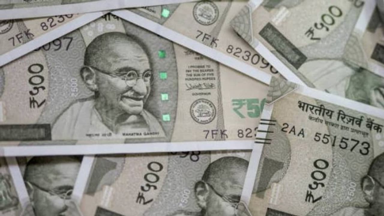 ചെക്പോസ്റ്റിൽ വാഹന പരിശോധനക്കിടെ 10 ലക്ഷം രൂപയുടെ കുഴൽപ്പണം പിടികൂടി; യുവാവ് അറസ്റ്റിൽ ചെക്പോസ്റ്റിൽ വാഹന പരിശോധനക്കിടെ 10 ലക്ഷം രൂപയുടെ കുഴൽപ്പണം പിടികൂടി; യുവാവ് അറസ്റ്റിൽ