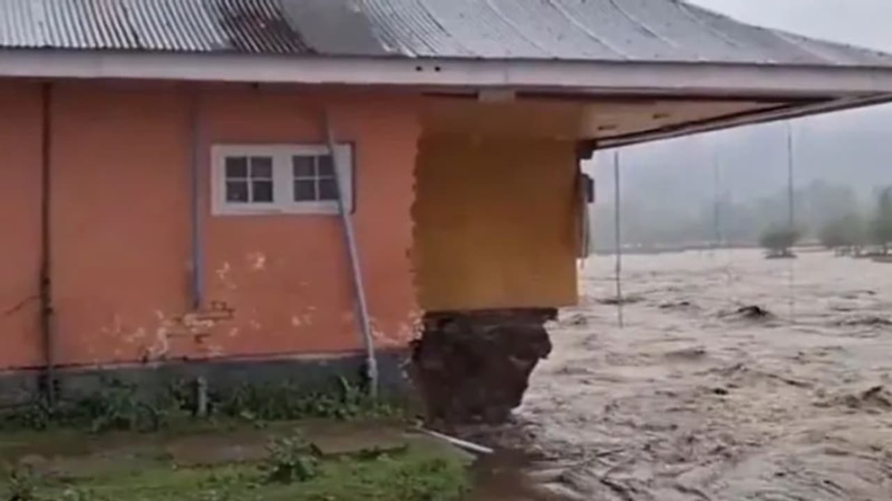 ജമ്മു കശ്മീരിലെ കുപ്‌വാരയിൽ മണ്ണിടിച്ചിലിലും വെള്ളപ്പൊക്കത്തിലും 5 പേർ മരിച്ചു; നിരവധി പേർക്ക് പരിക്ക്