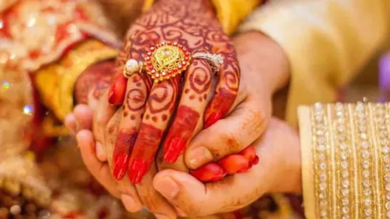 അതിസമ്പന്നന്റെ ആലോചന മാത്രം മതി, പെൺകുട്ടിയുടെ അച്ഛൻ മുടക്കുന്നത് മൂന്നുലക്ഷം രൂപ 