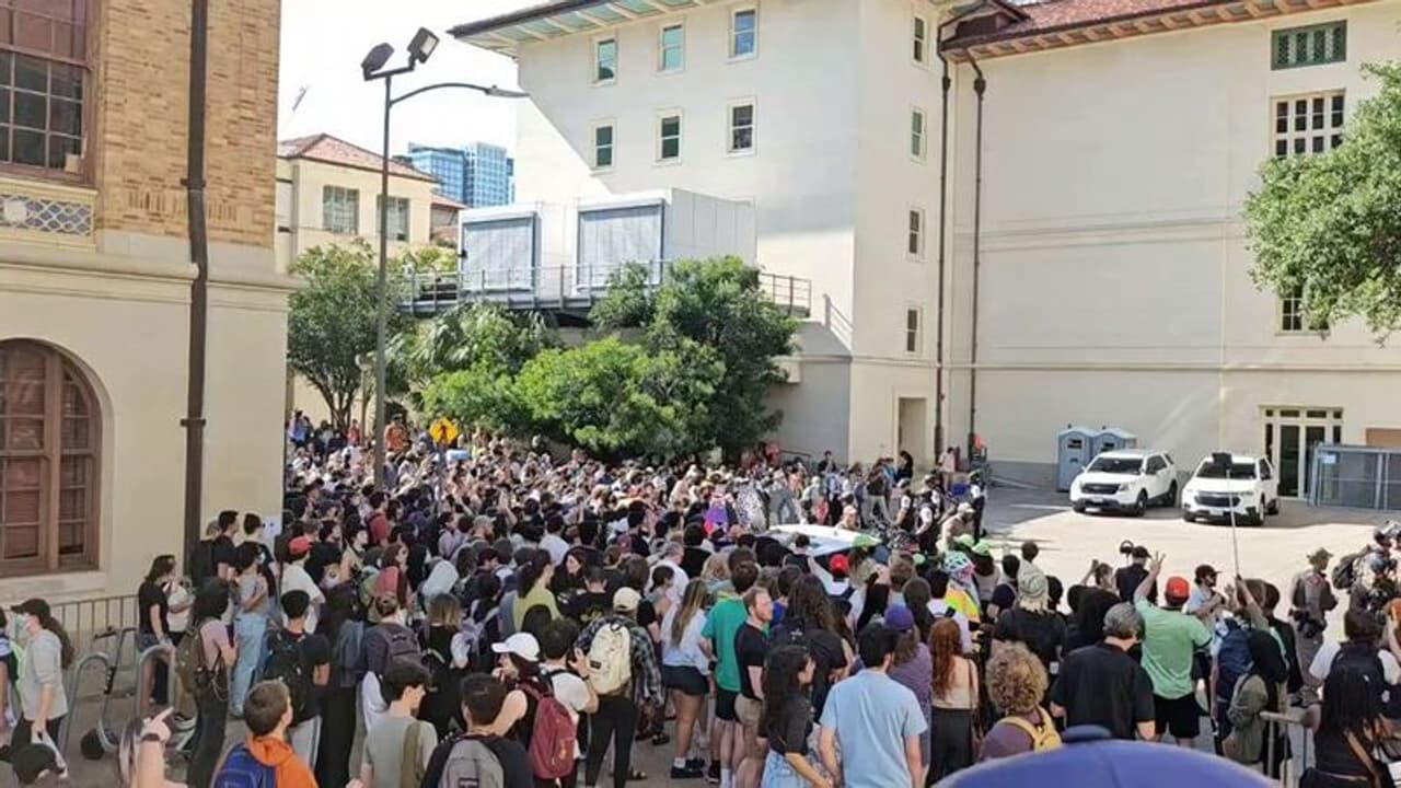 പലസ്തീൻ അനുകൂല പ്രതിഷേധത്തിൽ പങ്കെടുത്തവരുടെ സ്റ്റുഡന്റ് വിസ റദ്ദാക്കി നാടുകടത്തും; ഉത്തരവിൽ ഒപ്പിട്ട് ട്രംപ് പലസ്തീൻ അനുകൂല പ്രതിഷേധത്തിൽ പങ്കെടുത്തവരുടെ സ്റ്റുഡന്റ് വിസ റദ്ദാക്കി നാടുകടത്തും; ഉത്തരവിൽ ഒപ്പിട്ട് ട്രംപ്